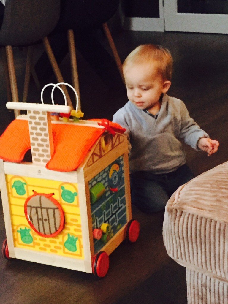 Florian 1,5 jaar geworden cadeautje van verjaardag uitpakken houten speelgoed kar uitpakken