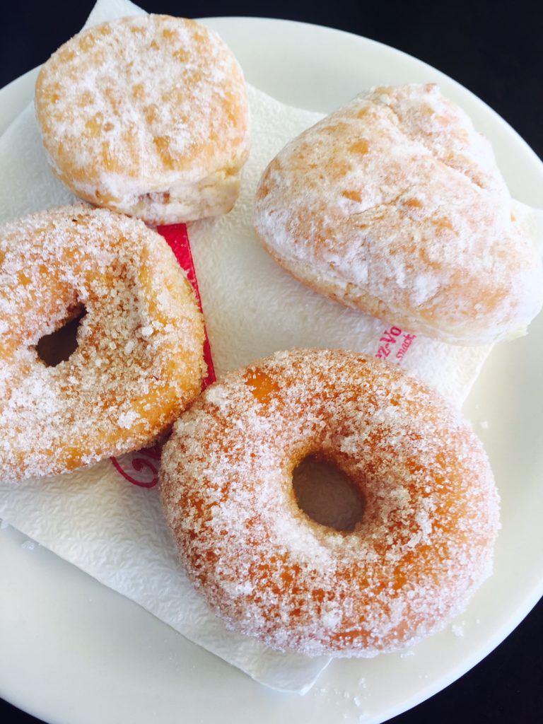 Loukoumades Griekse donuts bij rendez Vous cafe foodie in Naxos foodblog Foodinista