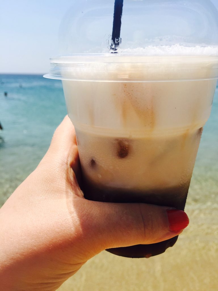 Strand met een ijskoffie Naxos