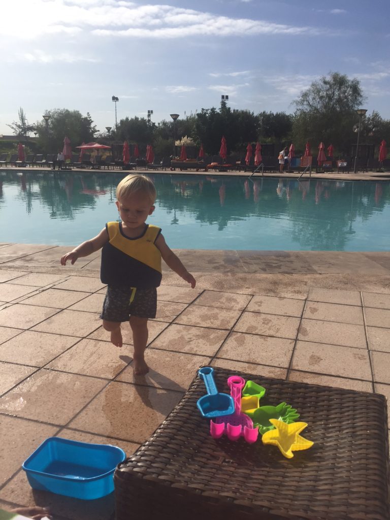 Spelen aan het zwembad bij Kenzi Club Agdal Medina kidsproof reizen naar Marokko