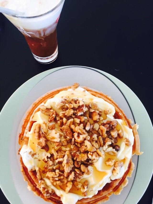 Verse ontbijtwafel met Griekse yoghurt honing en walnoten Rendez Vous Cafe Naxos Chora Foodblog Foodinista