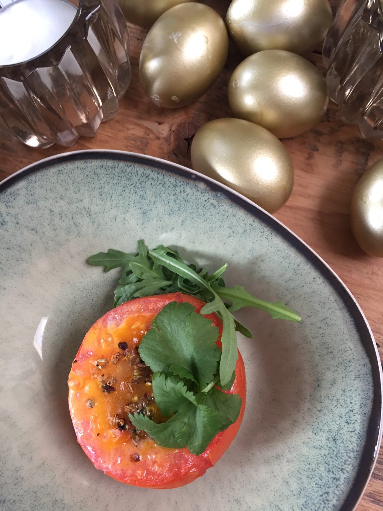 Gevulde tomaten met ei en kruiden - Foodblog Foodinista