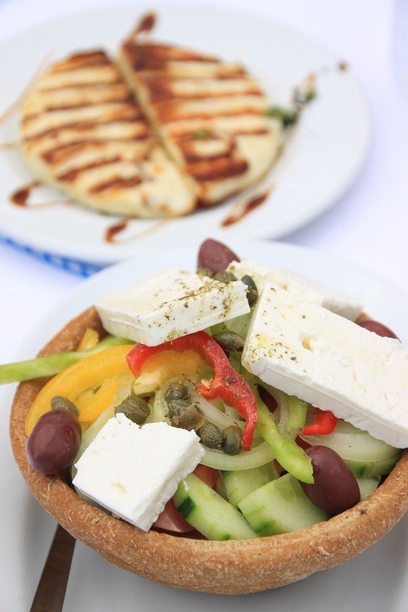 Griekse salade in brood en Mastelo cheese Griekenland Foodblog Foodinista