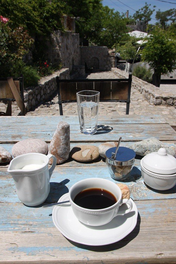 Koffie op het terras van de B&B foodblog Foodinista