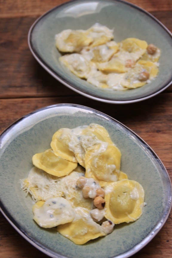 Gegratineerde ravioli ovenschotel met gorgonzola bechamelsaus recept van Foodblog Foodinista