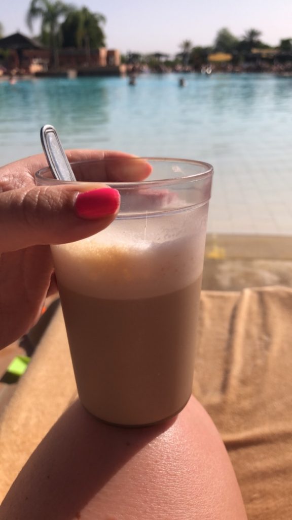 Koffie drinken zwembad RIU Tikida Palmaraie reisverhalen Foodinista