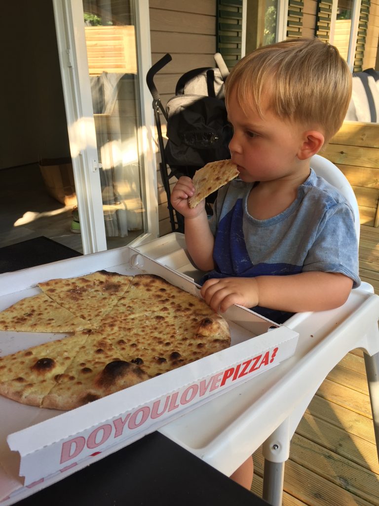Pizza eten volgens de peuter bij de Roan caravan reistips Foodinista in Italië