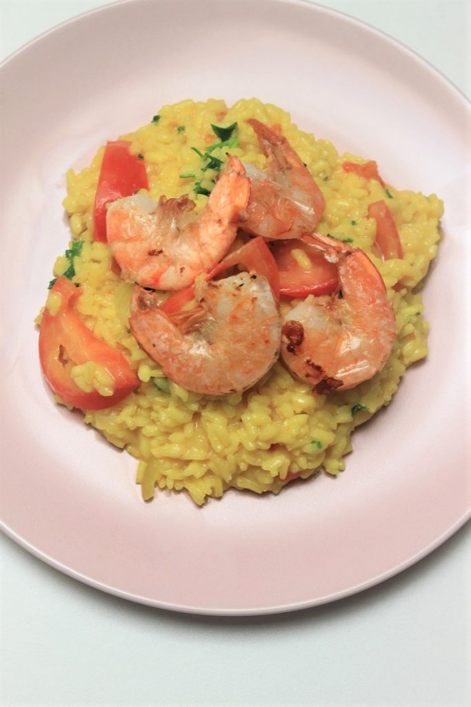Saffraanorzo met scampig en tomaatjes recept foodblog Foodinista