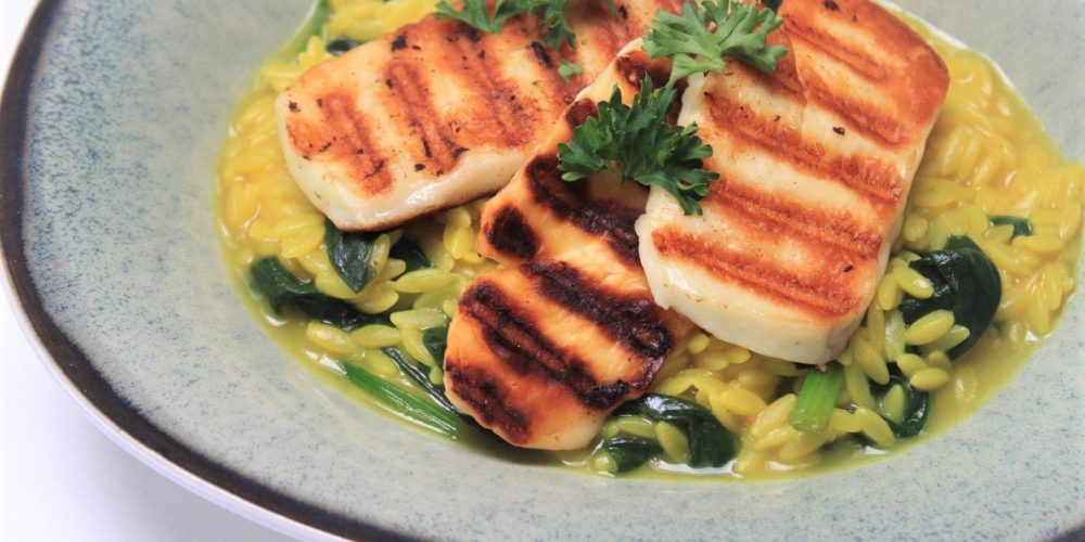 Risotto van orzo met saffraan, halloumi en spinazie recept foodblog Foodinista
