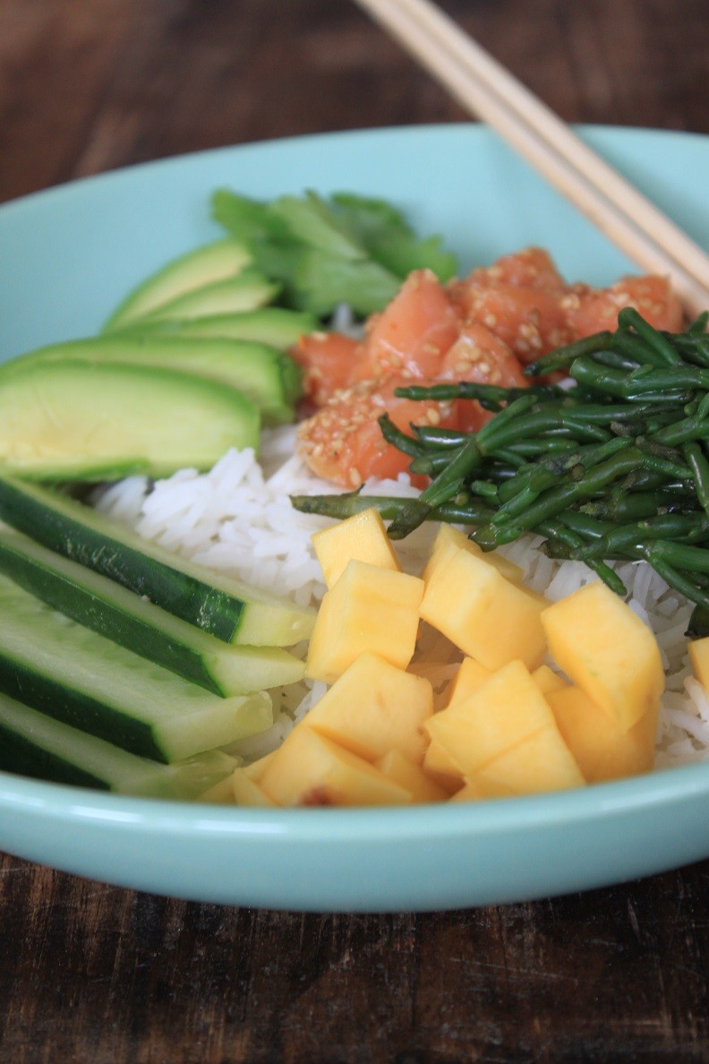 Pokebowl met zalm, avocado en mango foodblog Foodinista