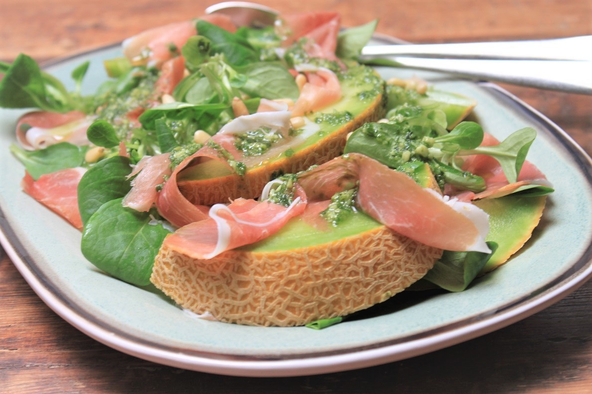 Salade met meloen en ham en pestodressing recept van Foodblog Foodinista