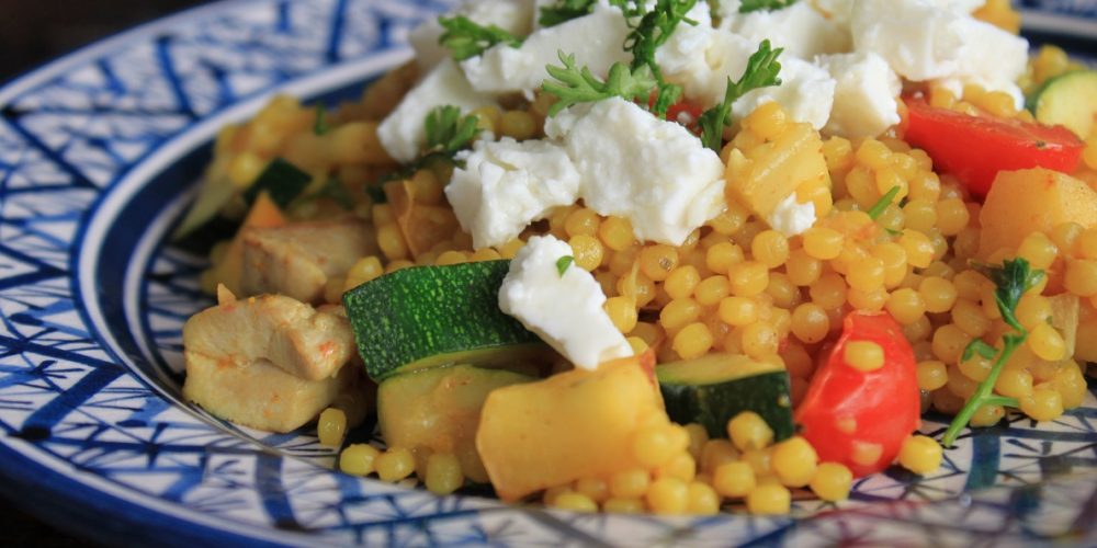 Parelcouscous met kip, courgette en feta recept van Foodblog Foodinista
