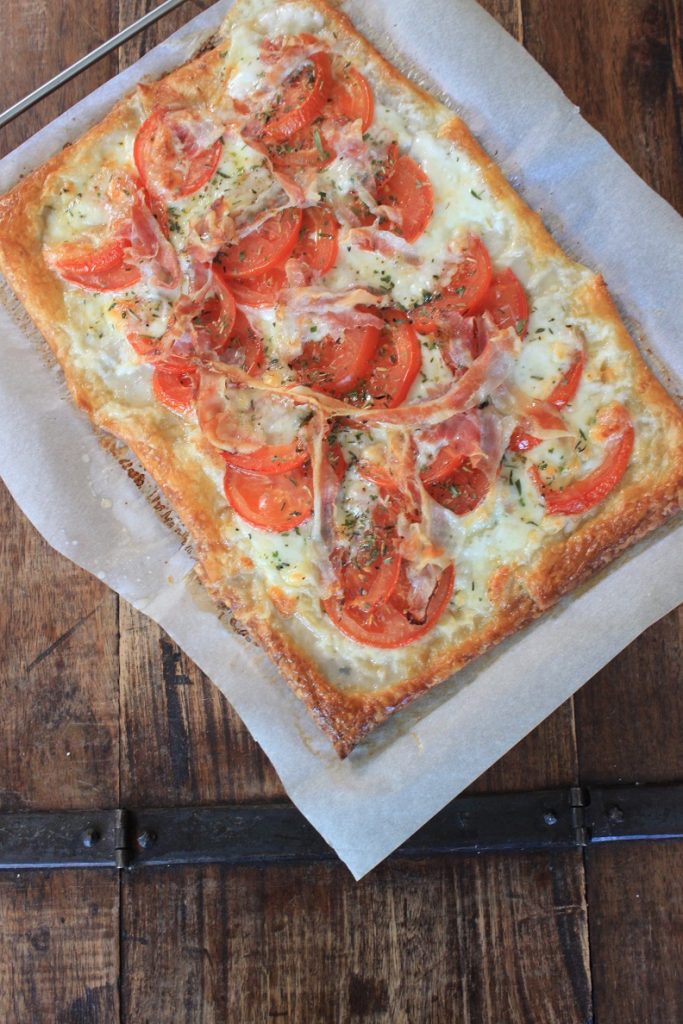 Plaattaart met mozzarella, tomaat en pancetta recept van Foodblog Foodinista