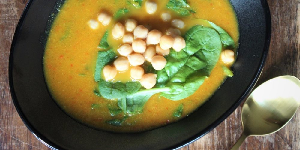Oosterse pompoensoep met spinazie en kikkererwten recept van Foodblog Foodinista
