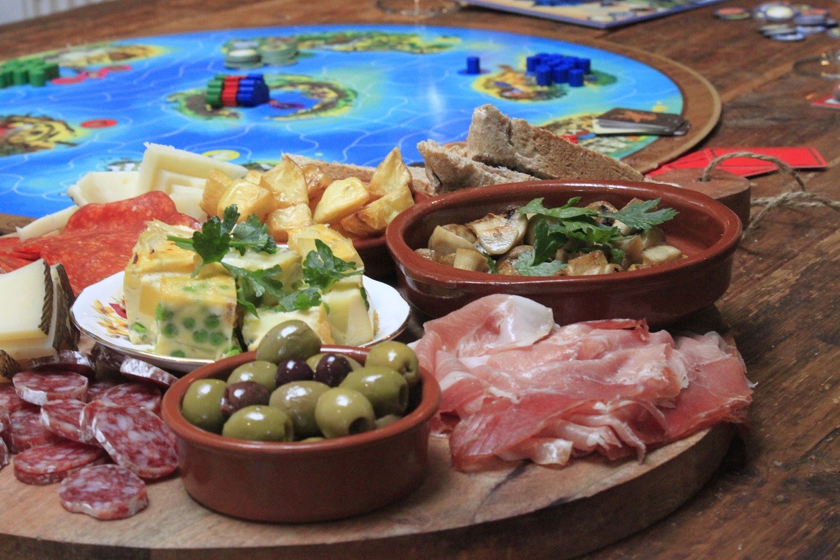 Spaanse borrelplank tips voor spelletjesavond van Foodblog Foodinista