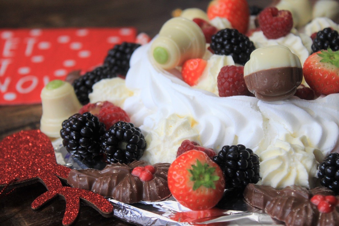 Dessert recept Pavlova rood fruit en chocolade van Foodblog Foodinista