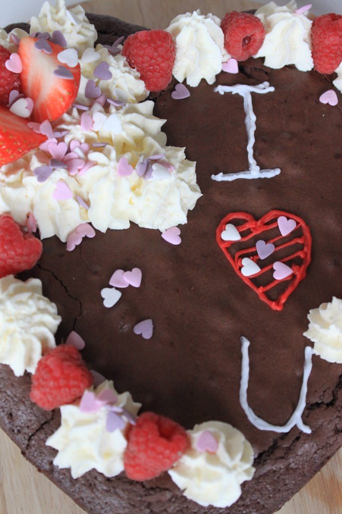 Valentijnsdag recept Brownietaart met mascarponeroom en rood fruit recept van Foodblog Foodinista