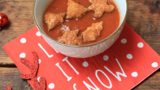 Kerstdiner voor kinderen Tomatensoep met bladerdeeg kerstfiguurtjes recept van Foodblog Foodinista
