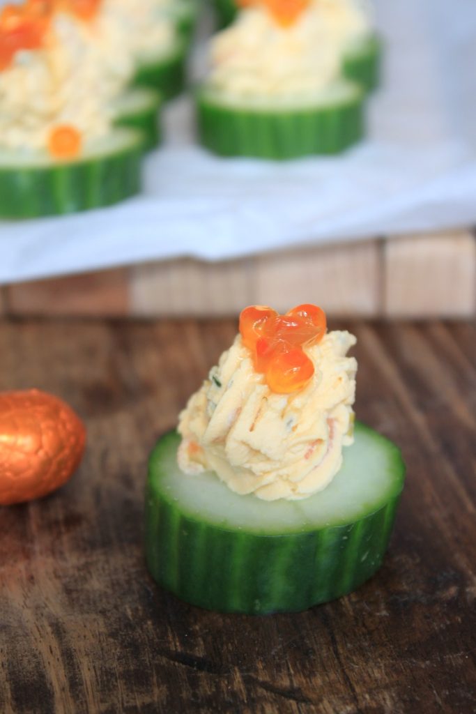 Gevulde komkommer met ei en zalm borrelhapje recept van Foodblog Foodinista