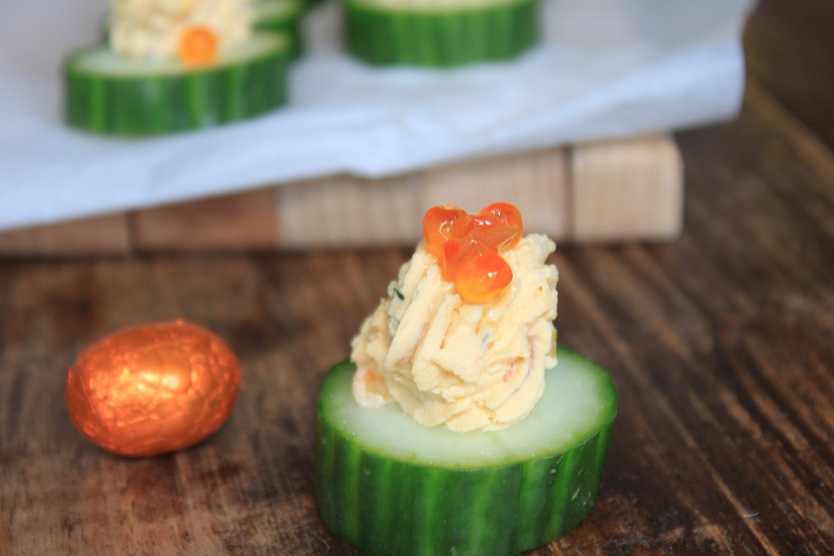 Gevulde komkommer met ei en zalm borrelhapje recept van Foodblog Foodinista