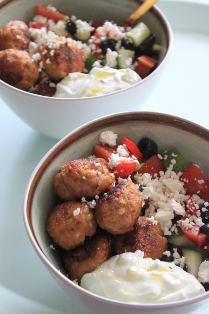 Griekse pokebowl met kip gehaktballetjes, feta en knoflookyoghurt recept van Foodblog Foodinista