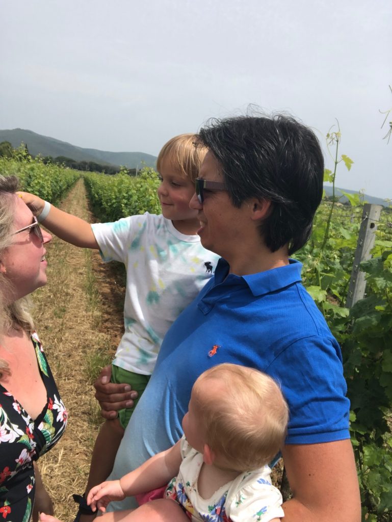 Toscane ontdekken met kinderen Gezinsselfie tussen de wijnranken in Toscane reistips in Italië van Foodblog Foodinista