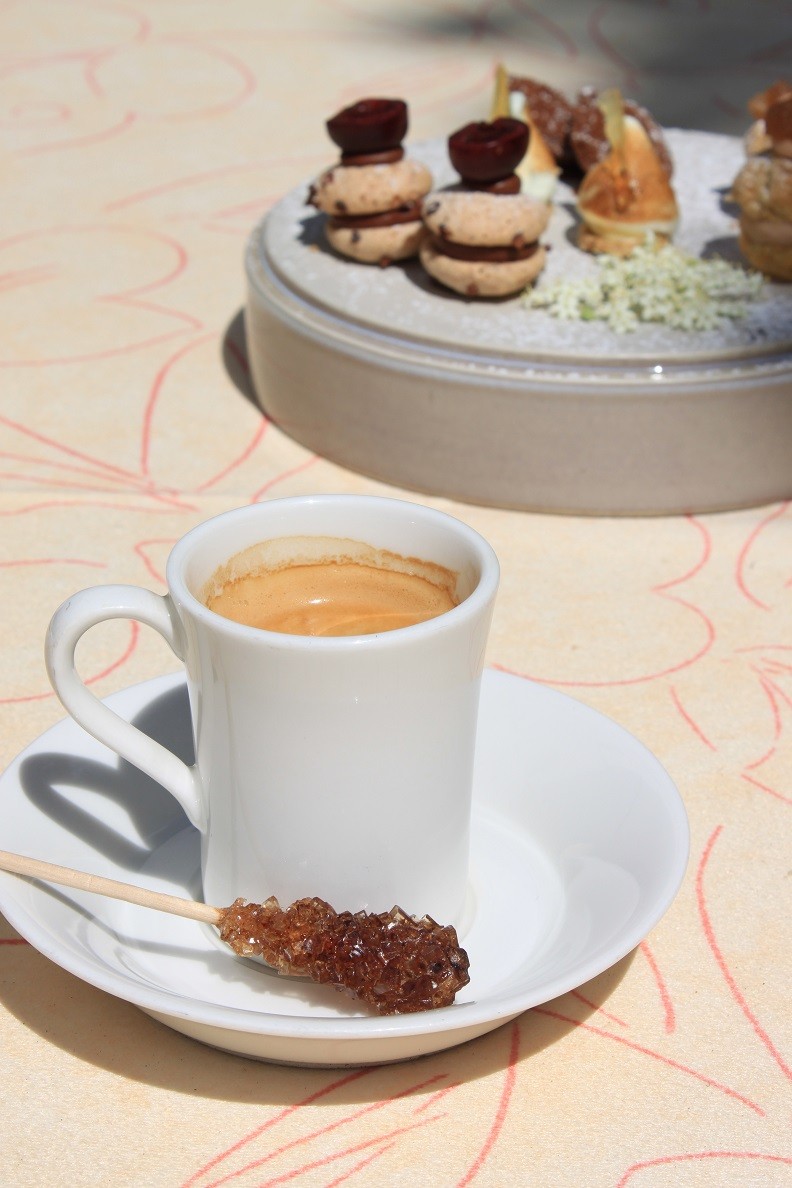 Koffie met friandises bij Restaurant in de Ardeche Du Levant tips van Foodblog Foodinista
