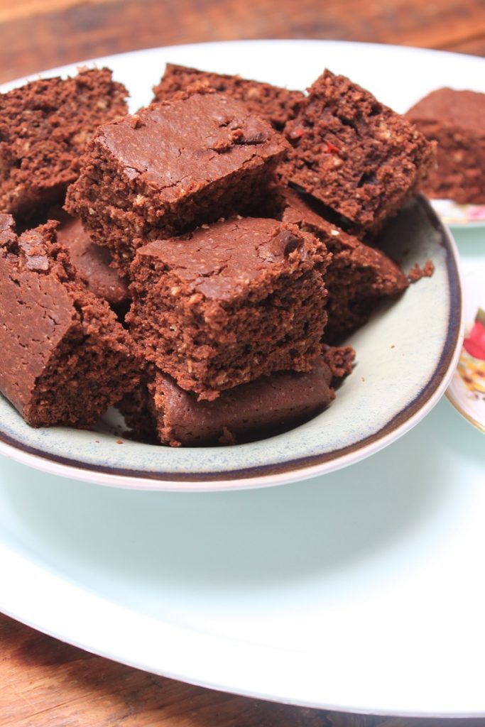 Kruidige brownies met rode peper, gember en kokos van Foodblog Foodinista