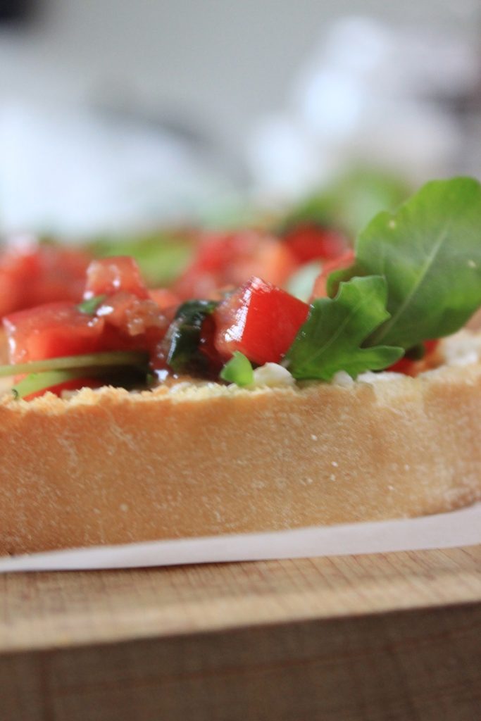 Italiaans recept bruschetta tomaat met kruidencreme van Foodblog Foodinista