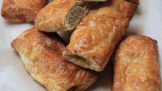 Saucijzenbroodjes maken hoe doe je dat recept Foodblog Foodinista