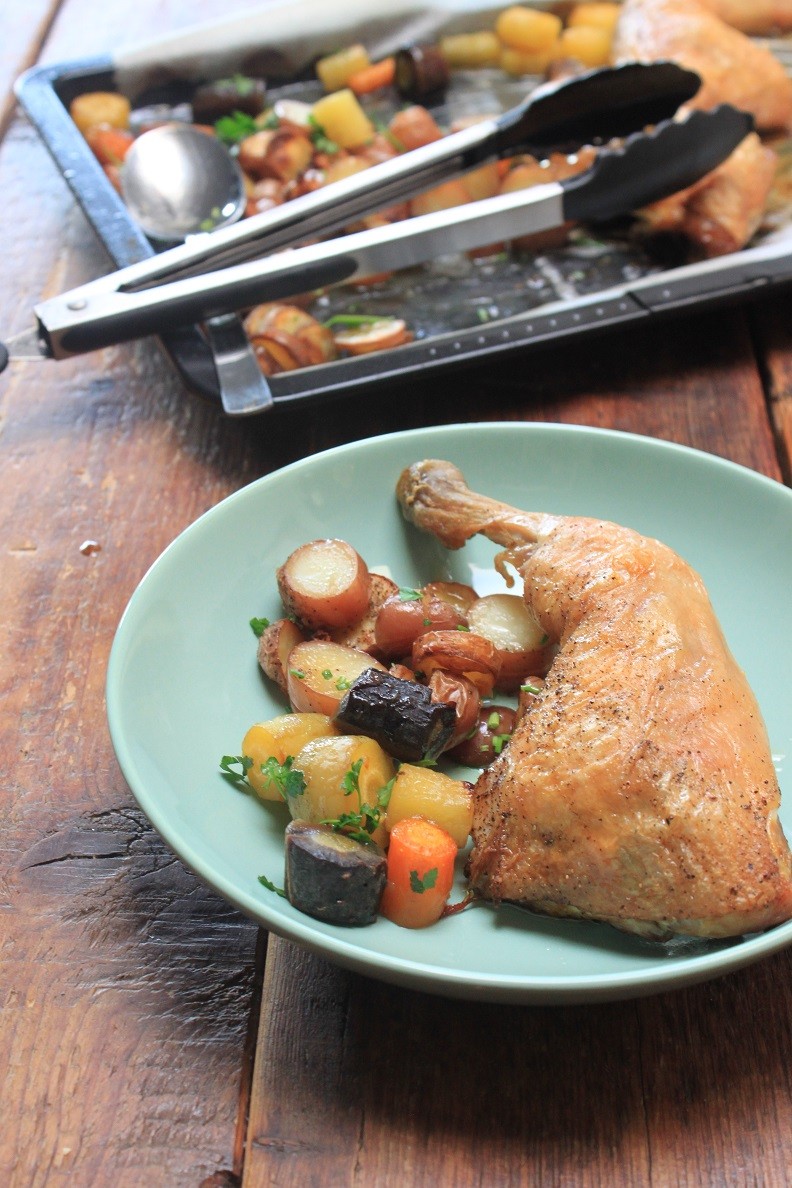Gegrilde kip, aardappeltjes en worteltjes uit de oven op bord recept van Foodblog Foodinista