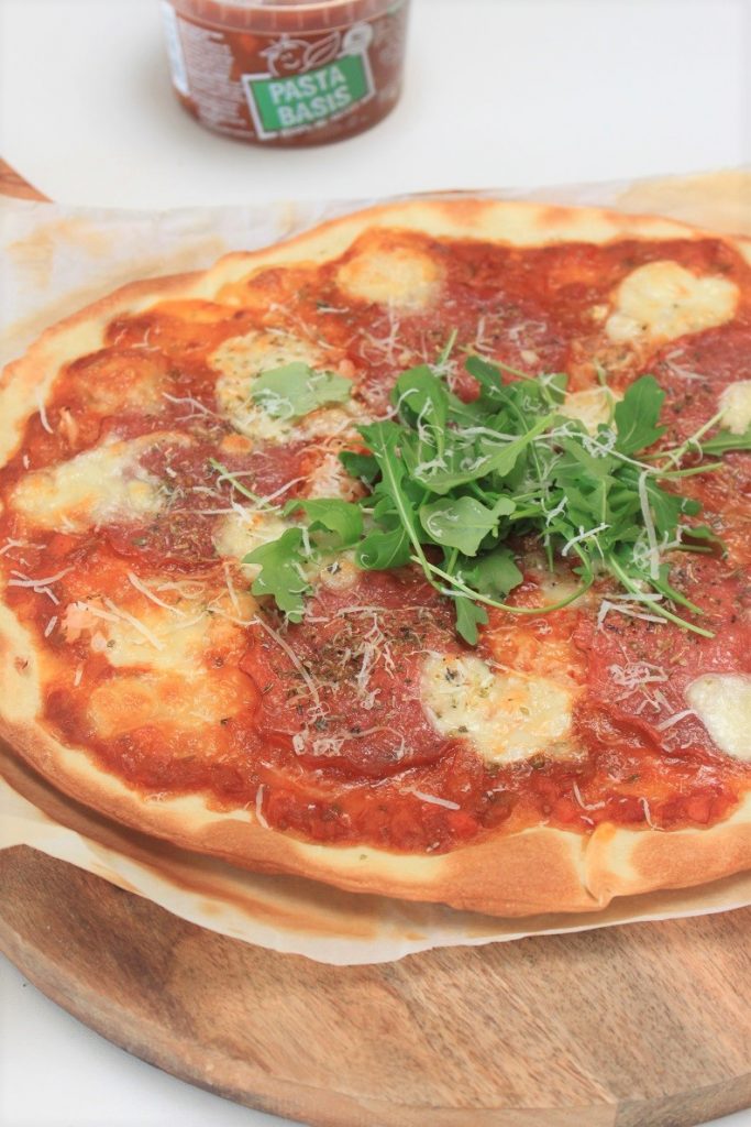 Pizza met salami Lekker pizza topping ideeën van Foodblog Foodinista Recepten met verspil-met-nietjes pastabasis saus 