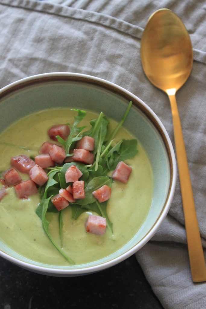 Bloemkool-broccolisoep recept met hamblokjes en rucola van Foodblog Foodinista