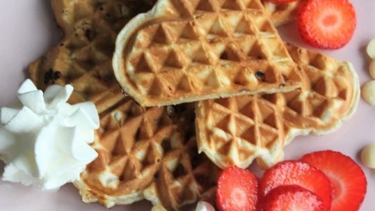 Recept voor Valentijnsdag vanillewafels met witte chocolade, vanilleroom en aardbeien van Foodblog Foodinista
