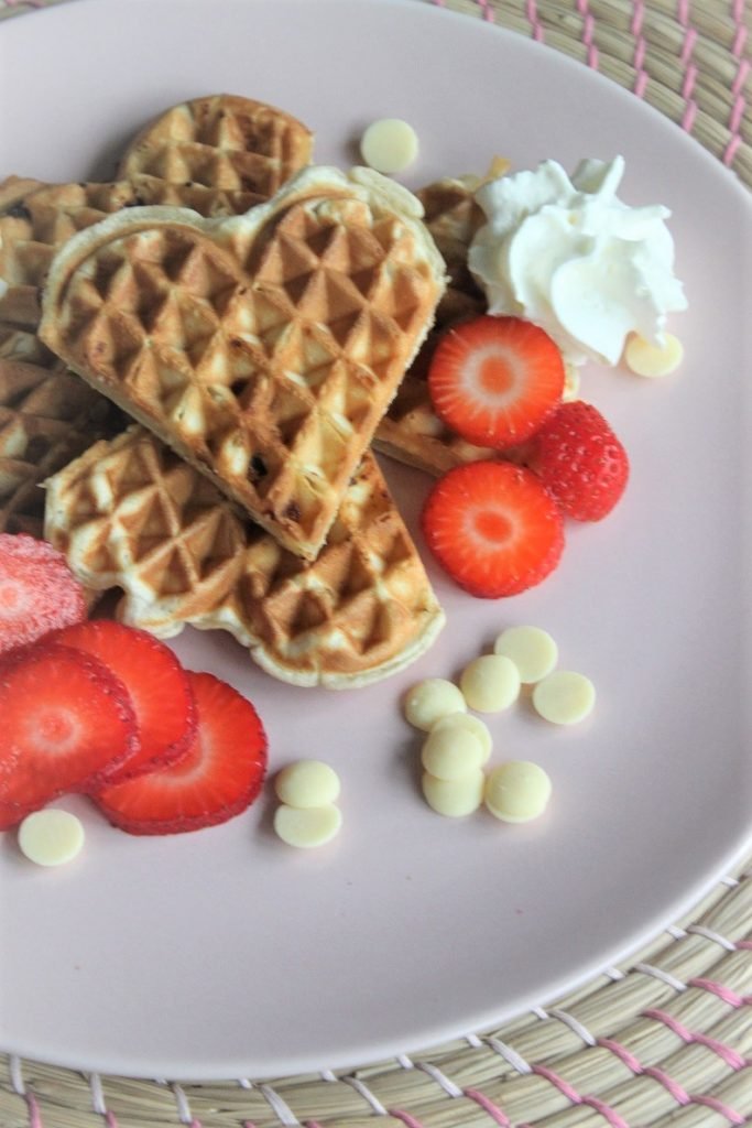 Recept voor Valentijnsdag vanillewafels met witte chocolade, vanilleroom en aardbeien van Foodblog Foodinista