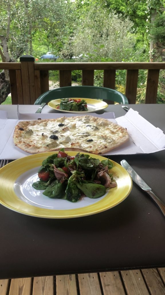 Pizza van de camping met zelfgemaakte salade 
