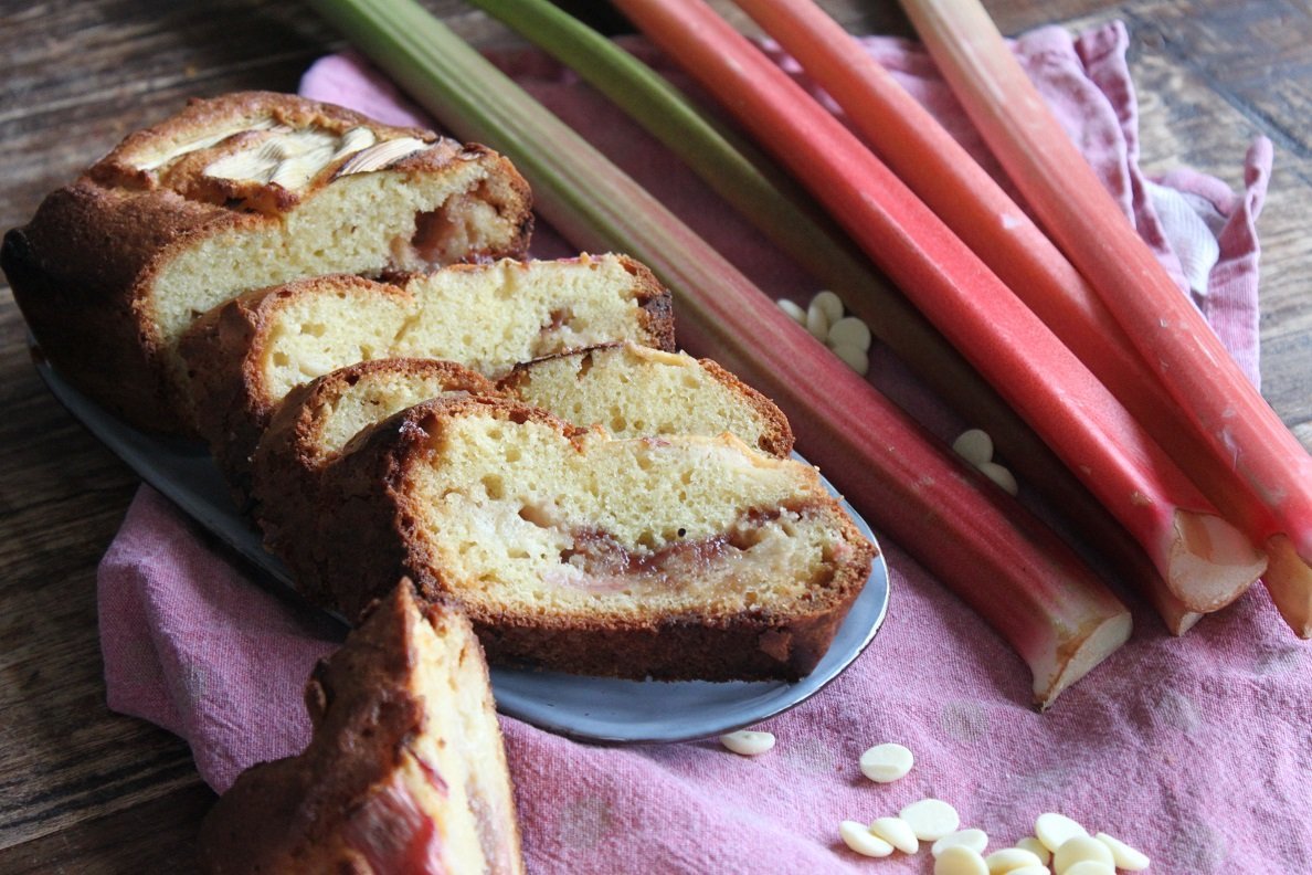 Rabarbercake met witte chocolade en aardbeien - Rabarber recept - Foodblog Foodinista