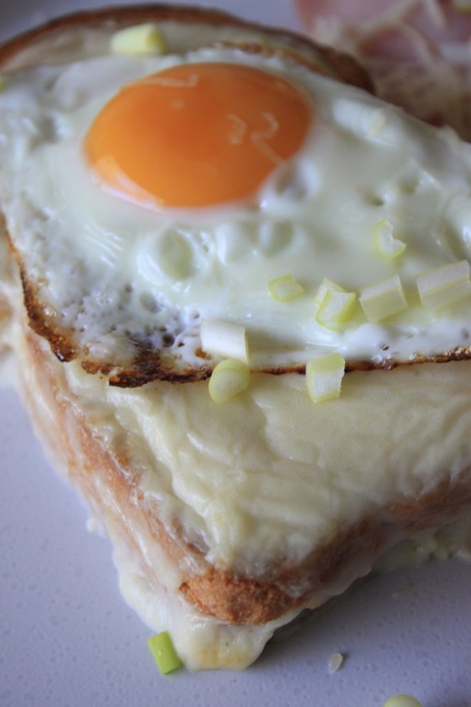 Croque Madame recept - Luxe Tosti maken met ham, kaas, bechamel en spiegelei - Recept van Foodblog Foodinista
