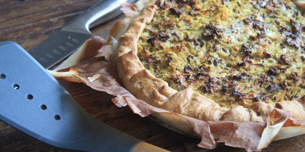 Hartige taart met zuurkool, gehakt, appel en rozijnen recept van Foodblog Foodinista