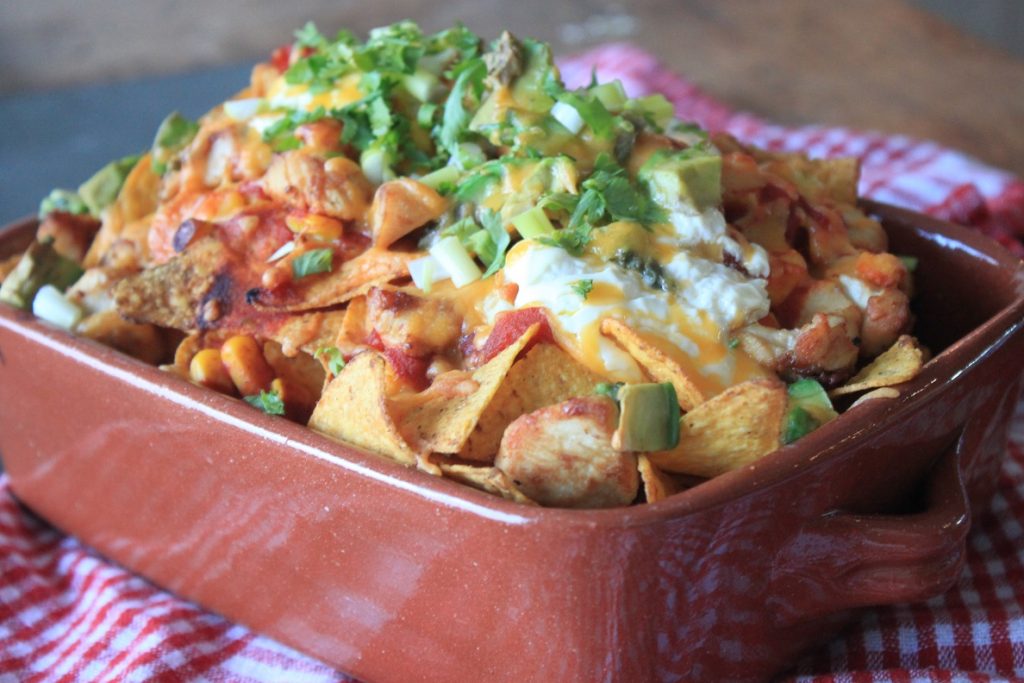 Nacho ovenschotel met kip, avocado en smeuïge kaas Foodinista