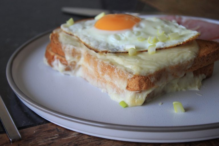Croque Madame - Tosti met bechamel en spiegelei - Foodinista