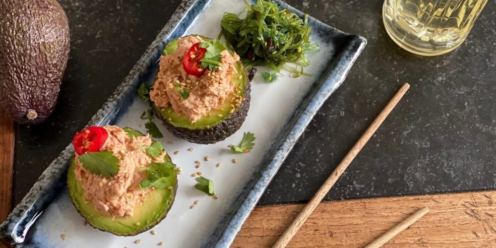 Gevulde avocado met spicy tuna salade - Pittige tonijnsalade - Foodblog Foodinista