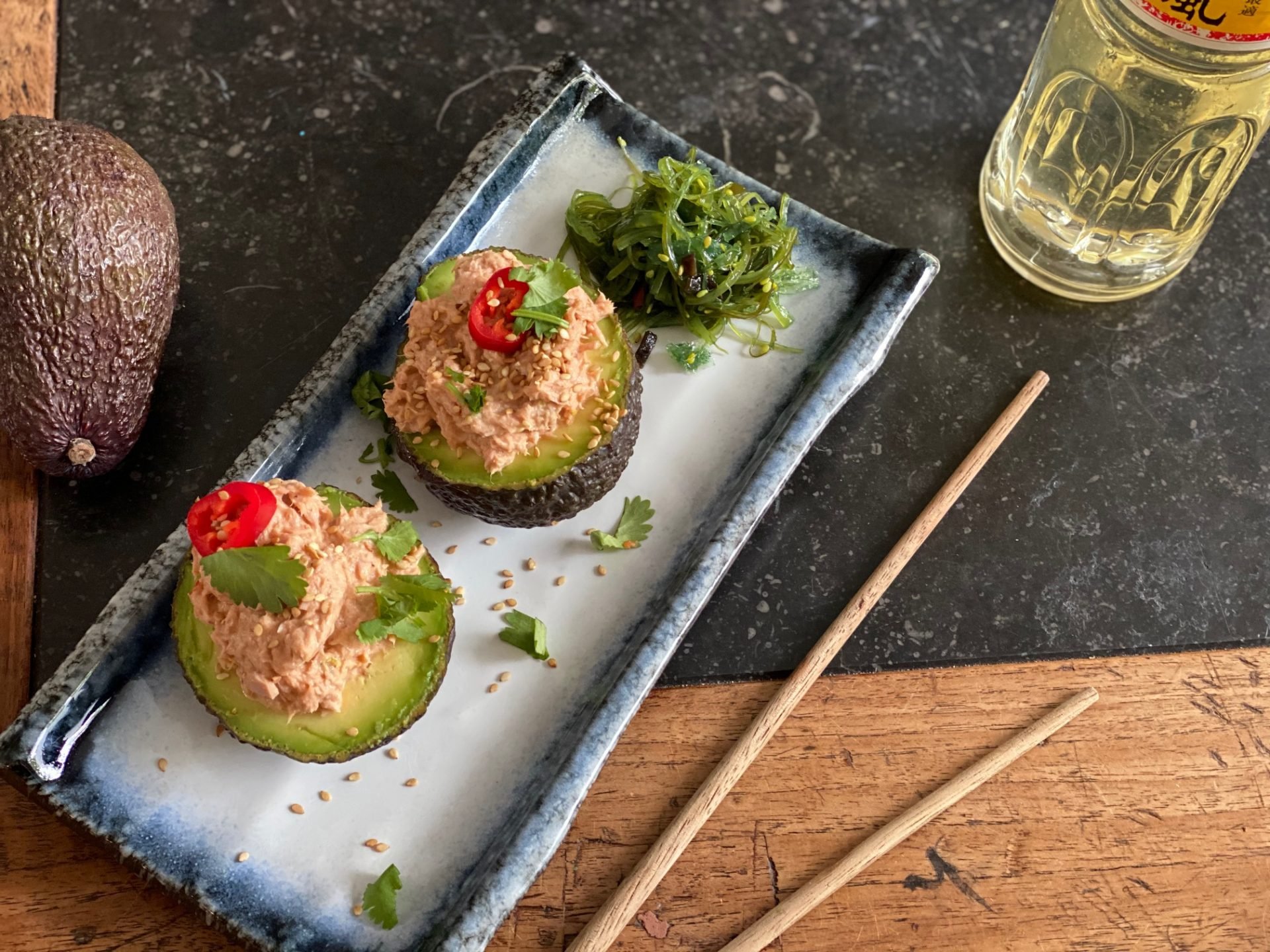 Gevulde avocado met spicy tuna salade - Pittige tonijnsalade - Foodblog Foodinista