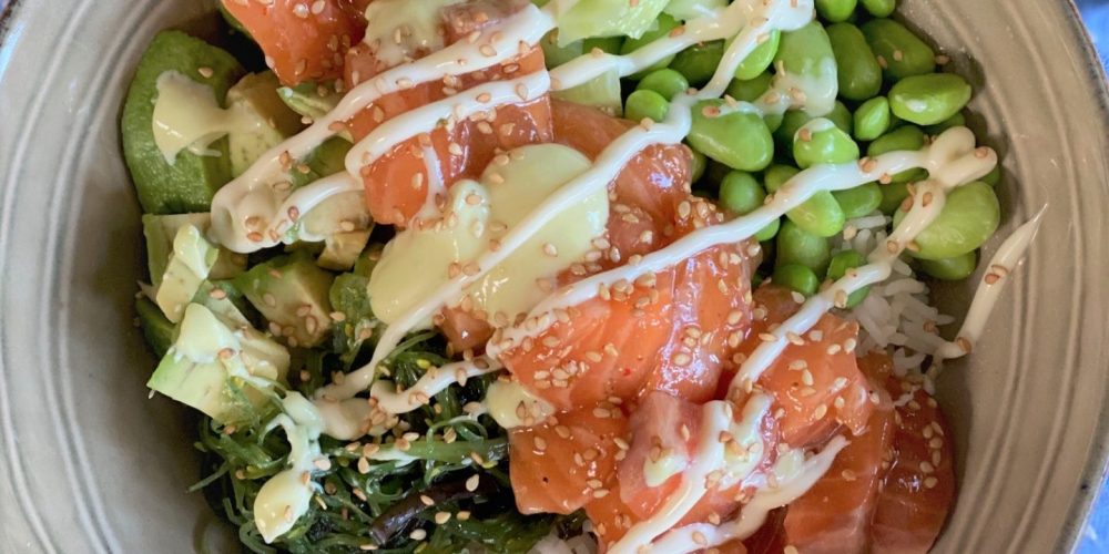 Spicy zalm poke bowl met gemengde groente - Sushi bowl recept - Foodblog Foodinista