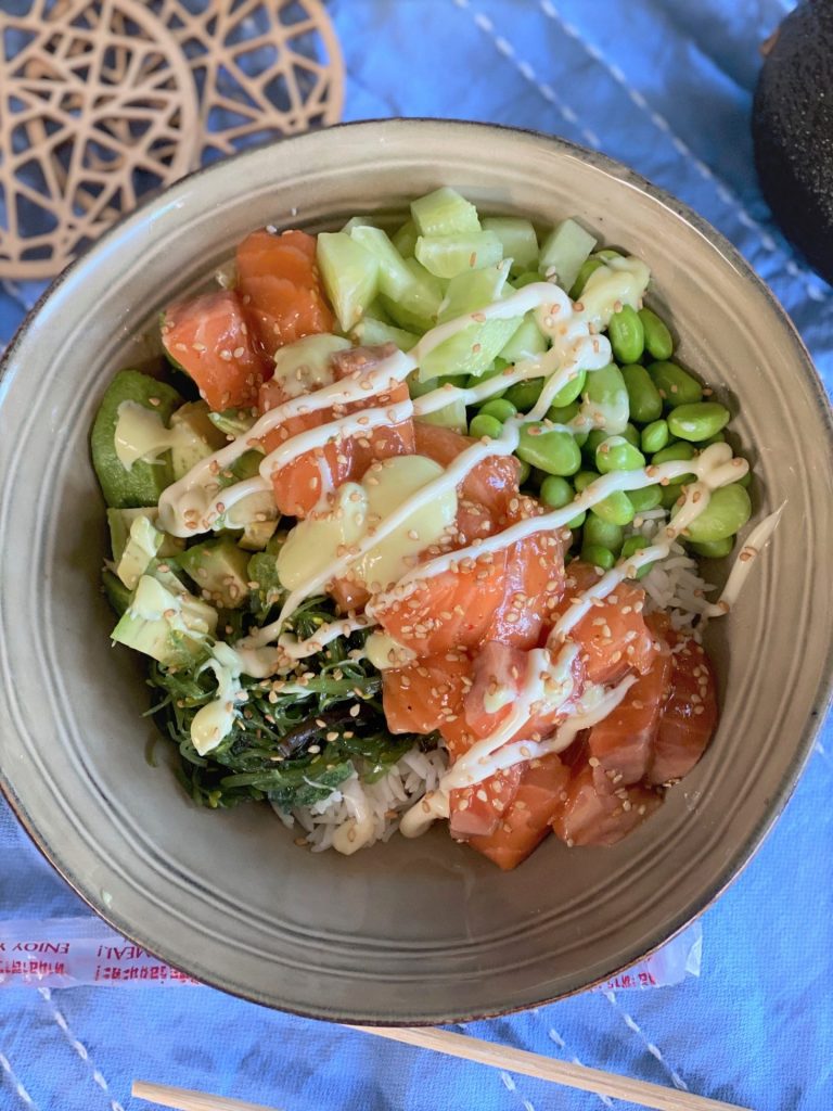 Spicy zalm poke bowl met gemengde groente - Sushi bowl recept - Foodblog Foodinista