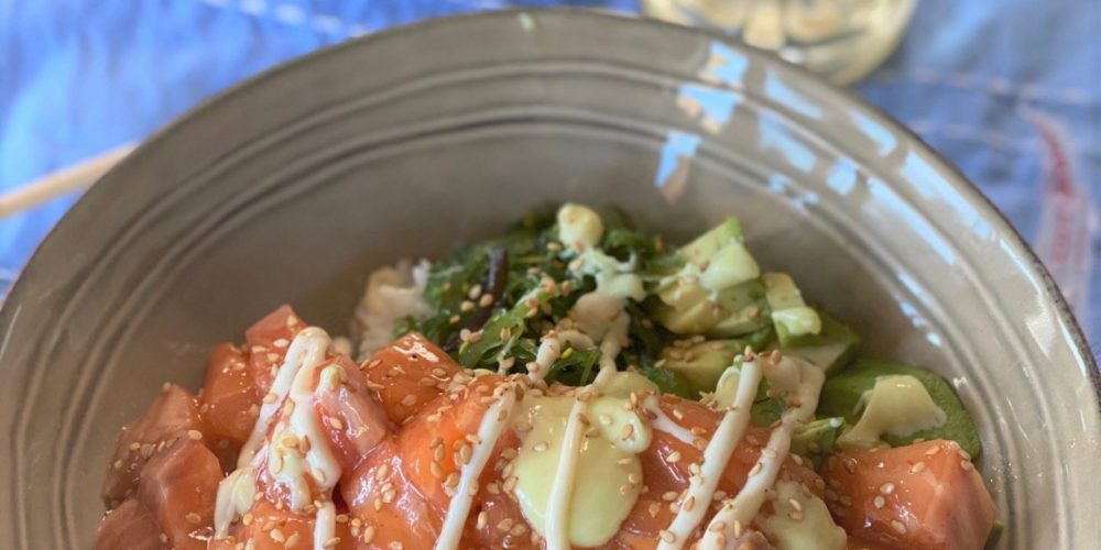Spicy zalm poke bowl met gemengde groente - Sushi bowl recept - Foodblog Foodinista