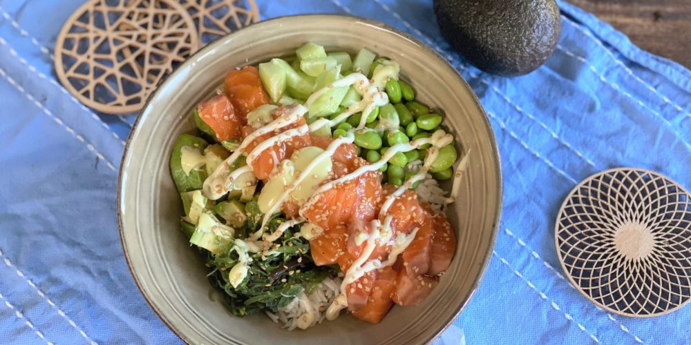 Spicy zalm poke bowl met gemengde groente - Sushi bowl recept - Foodblog Foodinista