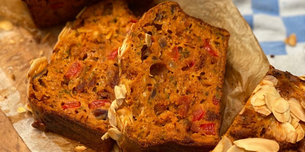 Hartige cake met chorizo, gegrilde paprika en amandelen – Aperitief cake recept