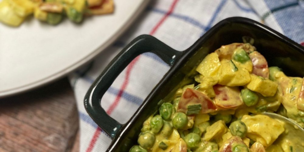 Frisse barbecuesalade kerrie, appel, krieltjes en tomaat van foodblog Foodinista