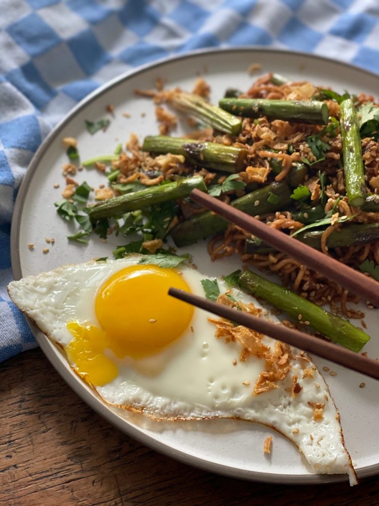 Recept Noedels met groene asperges, hoisin saus en spiegelei - Foodblog Foodinista
